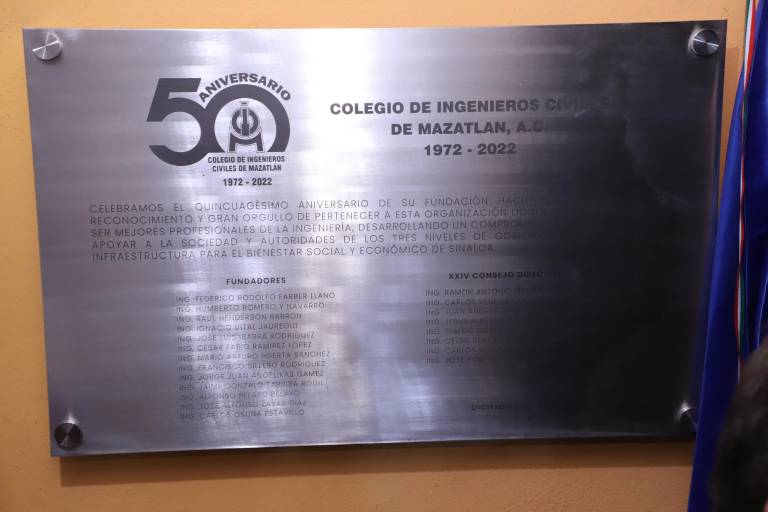 Ingenieros Civiles de Mazatlán devela placa conmemorativa