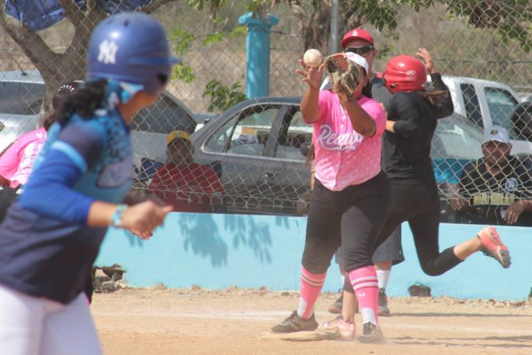 Softbolistas del Chololos buscan título en Durango