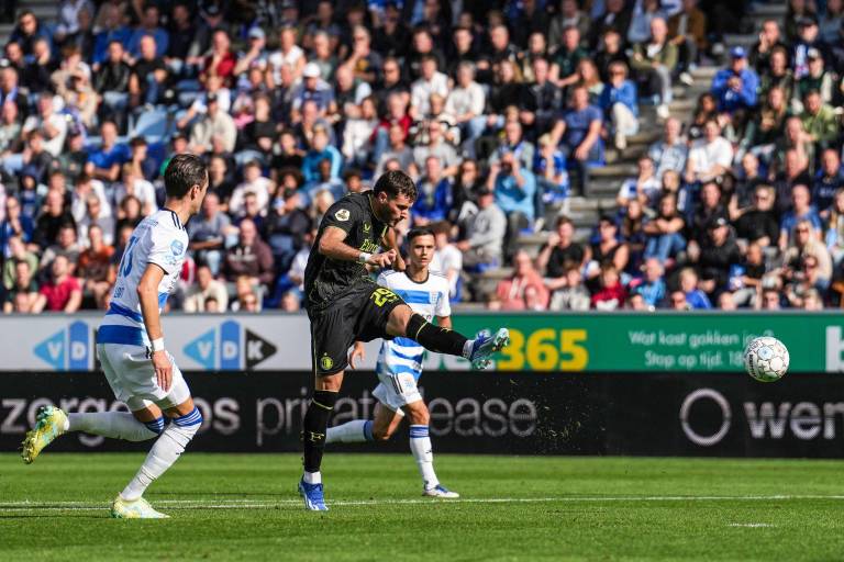 Con doblete de Santiago Giménez, Feyenoord gana de visita