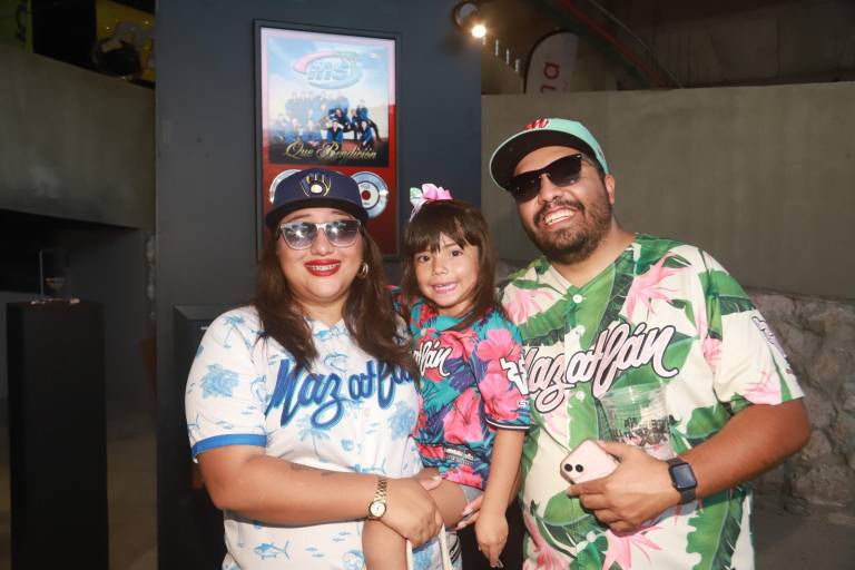 Disfrutan mazatlecos y turistas de la música de la Banda MS en la apertura del beisbol en casa