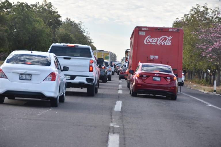 Expectativa por eclipse abarrota casetas de cobro al sur de Culiacán