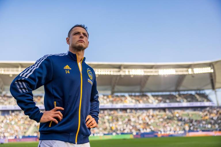‘No es fácil escuchar cosas’: Chicharito habla de la relación con sus hijos
