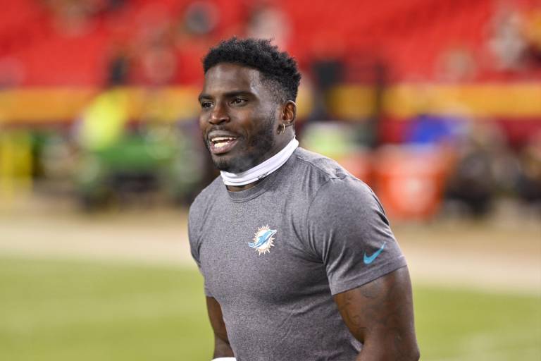 Policía detiene a Tyreek Hill antes del partido inaugural de los Dolphins