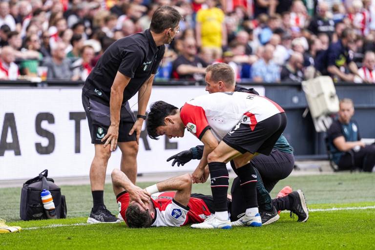 Santi Giménez salió lesionado en partido del Feyenoord