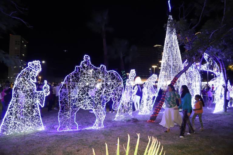Ilumina la Villa Navideña el Parque Central de Mazatlán
