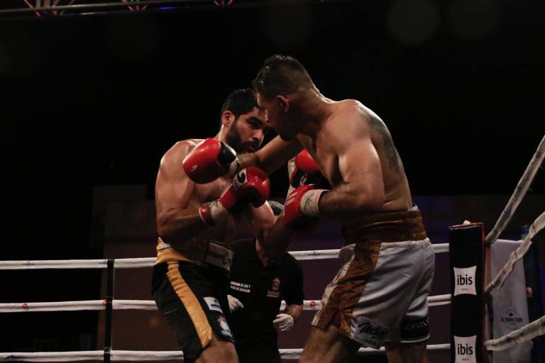 Vive Román regreso al ring de pesadilla; Rafa Ortiz lo lastimó a zurdazos y ya no salió para el quinto