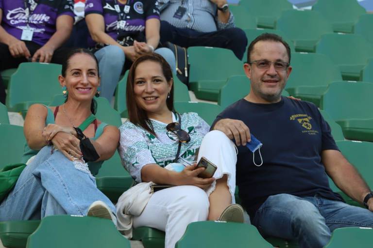 Disfrutan mazatlecos del futbol profesional en el Kraken