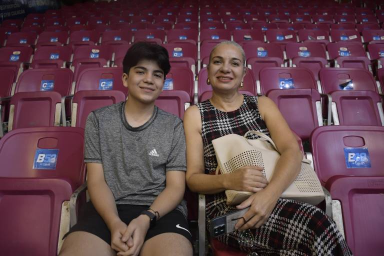 Viven la pasión del basquetbol y apoyan causa del DIF