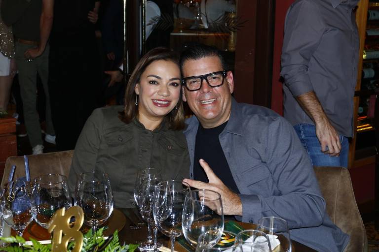 Festejan clientes y amigos 18 años del Restaurante Cayenna