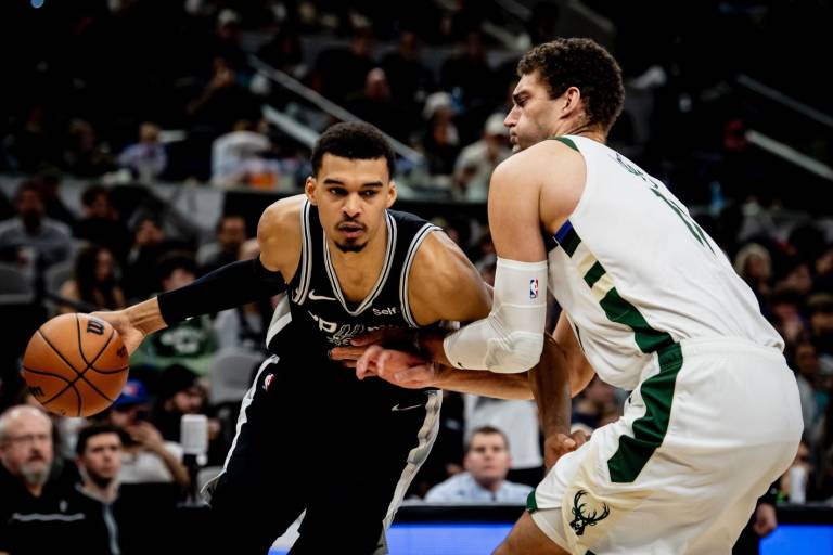 Victor Wembanyama sacó a relucir su talento único ante Antetokounmpo