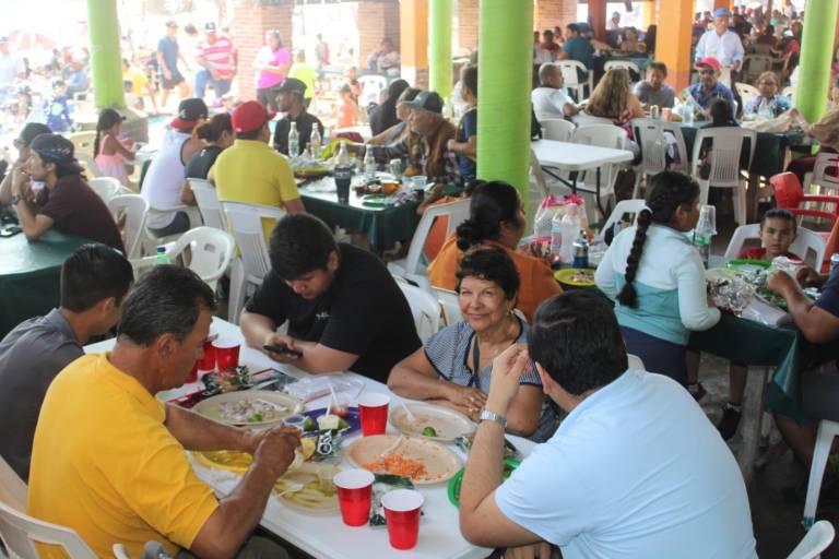Restauranteros en playas de Rosario afirman tener ventas de regulares a buenas por Semana Santa