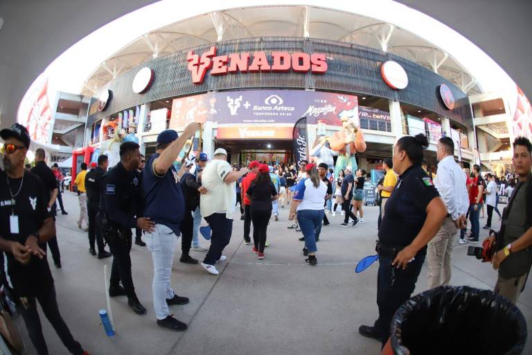 Cientos de aficionados comienzan a ingresar al Estadio Teodoro Mariscal