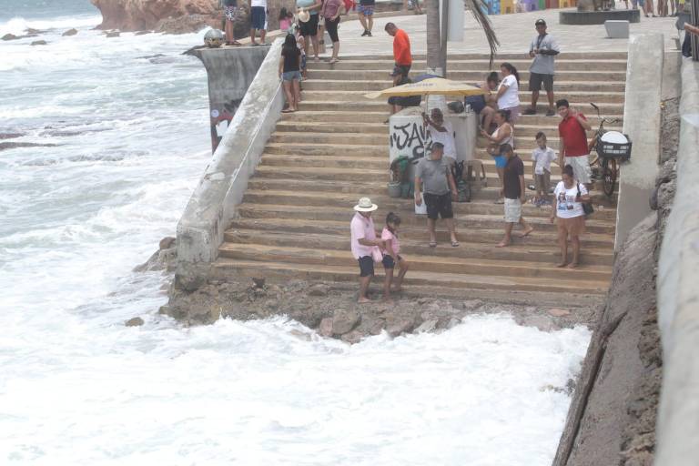 El oleaje en Mazatlán se vuelve un atractivo turístico