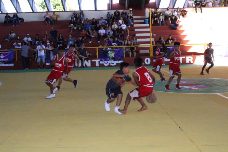 Juego de exhibición entre niños Triquis y locales emociona a la afición rosarense