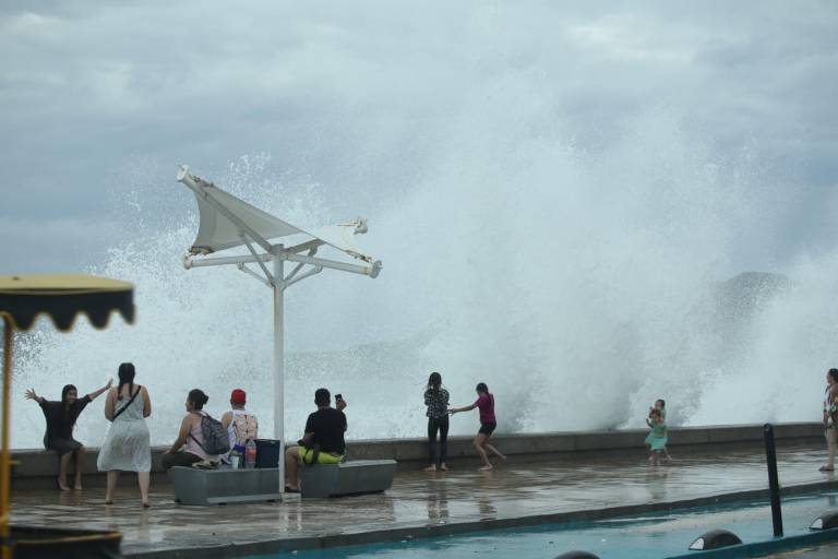 Por oleaje elevado cierran todas las playas de Mazatlán a bañistas