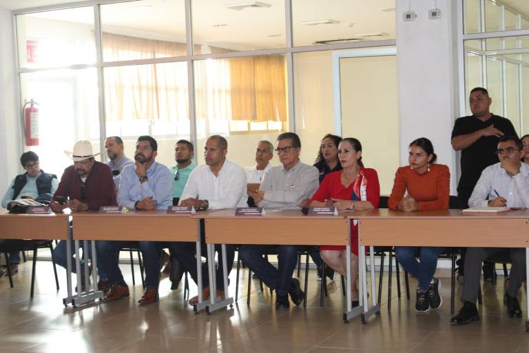 Se reúnen diputados, pescadores y alcaldes para plantear problemáticas en Sur de Sinaloa