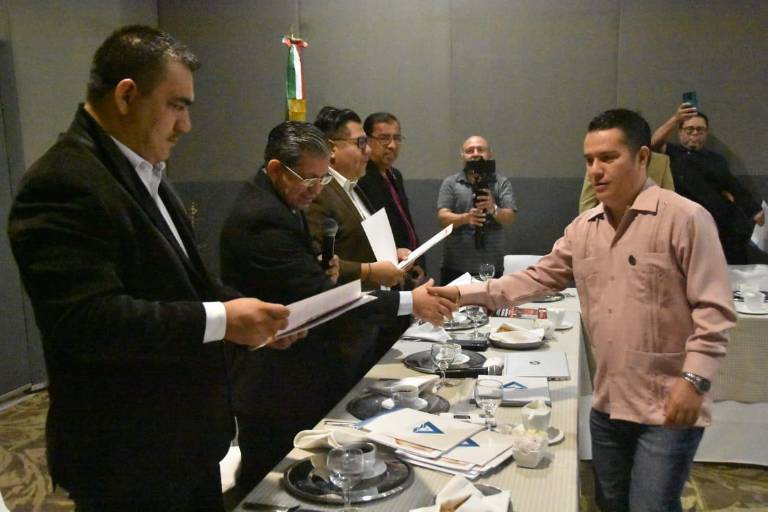 Realizan entrega de certificaciones a contadores en Culiacán