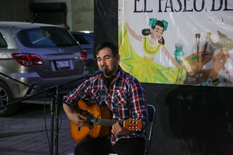 Cautiva Octavio García con su canto