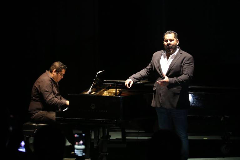 Presenta el sinaloense Carlos Osuna sus ‘Nostalgias’ en casa
