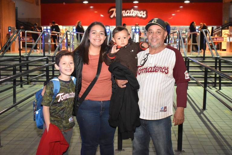 Viven sinaloenses emocionante juego en el estadio Tomateros