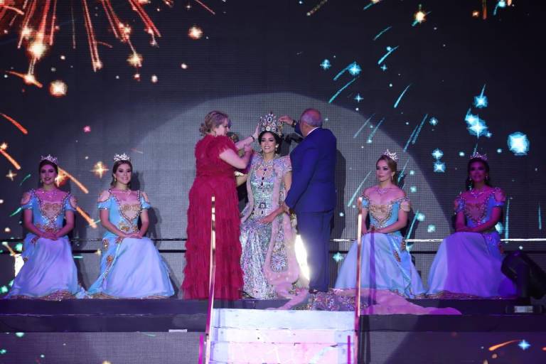 Carolina II recibe la corona como Reina del Carnaval de Mazatlán 2022