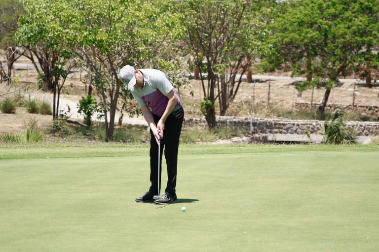 Premian a los campeones del Torneo de Golf Tecnika 39