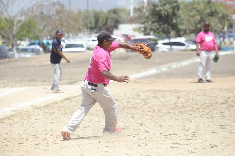 Taquería Los Reales se pone a un paso de la final de playoffs, en el beisbol Libre del Chololos