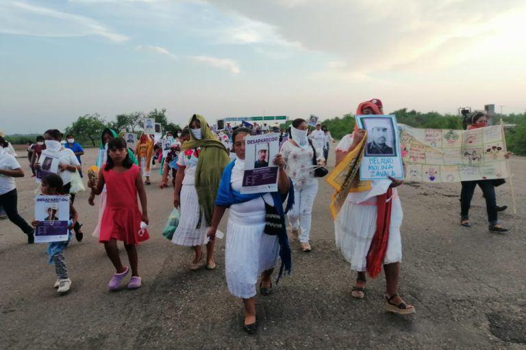$!Integrantes de la Tribu Yaqui durante una protesta realizada para exigir la aparición de los yaquis que fueron desaparecidos.