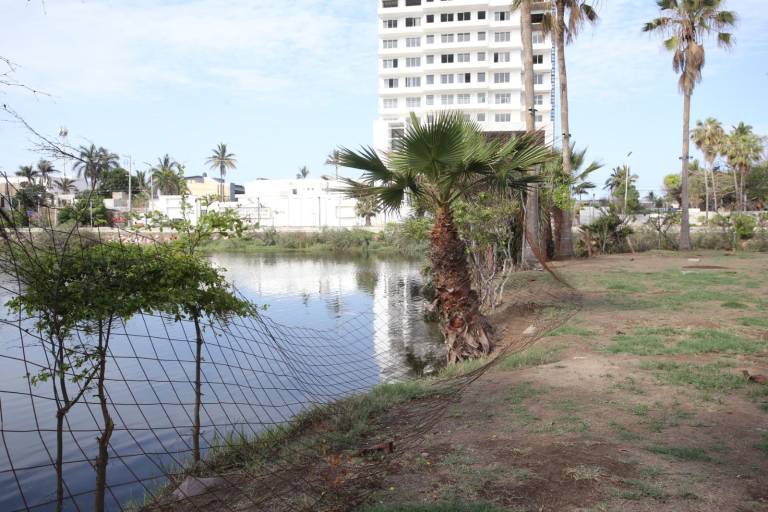 Parque Central de Mazatlán presenta abandono y daños visibles en sus instalaciones