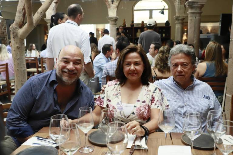 Celebran clientes y amigos el primer aniversario de Casa Bon