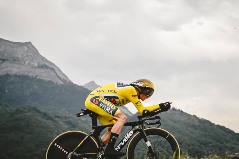 Jonas Vingegaard destroza a Tadej Pogacar en la crono y Carlos Rodríguez pierde el podio