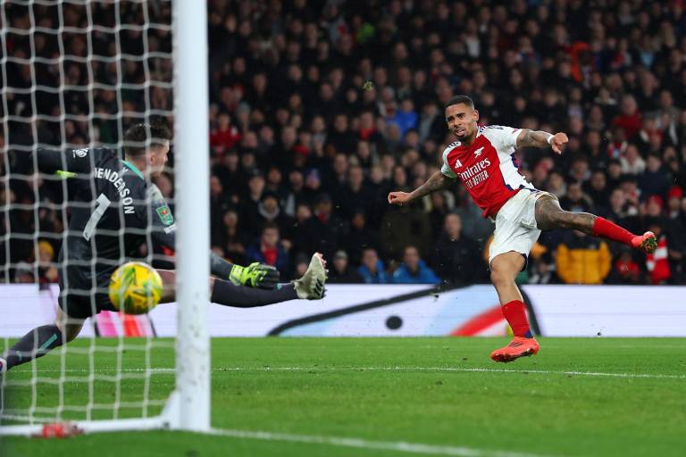 Arsenal, Liverpool y Newcastle avanzan a semifinales de la Copa de la Liga inglesa