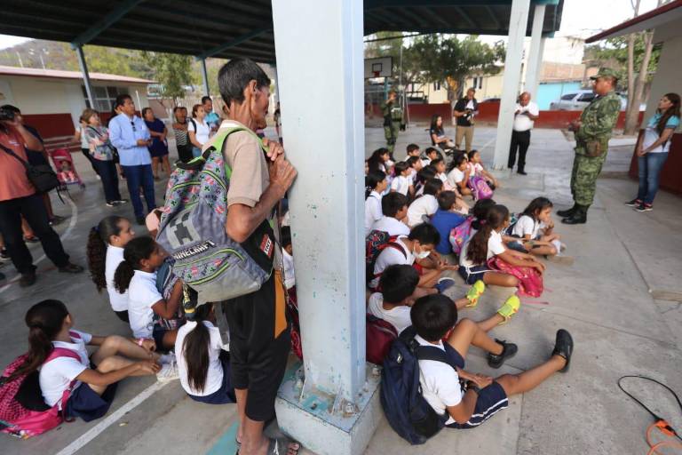 Sedena inicia campaña contra adicciones en Colonia La Sirena