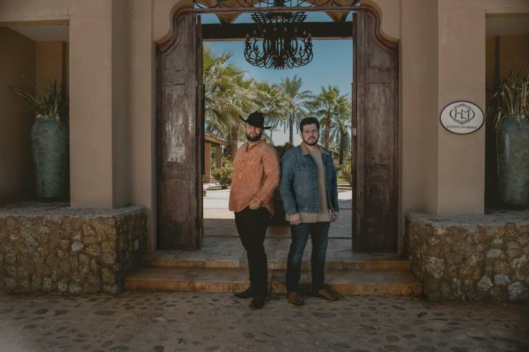 Acaricia Kurt el Regional Mexicano con ‘No te olvido’ junto a Carín León