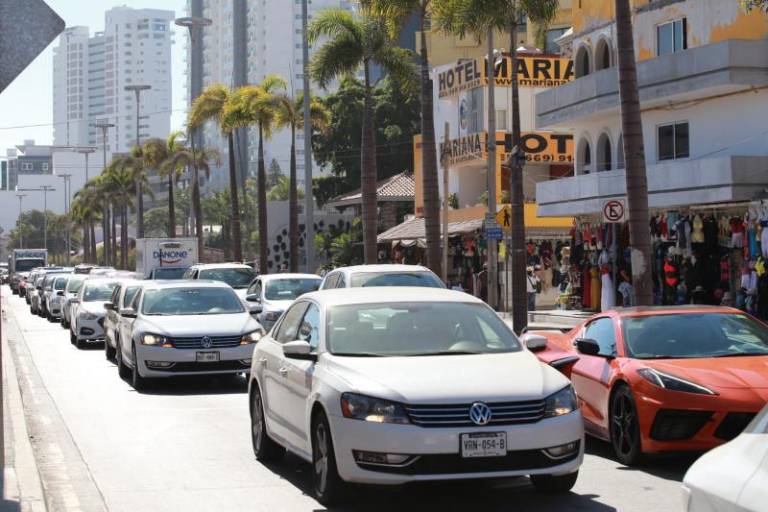 Anuncia Rocha construcción de calle para desahogar tráfico de la Camarón Sábalo, en Mazatlán