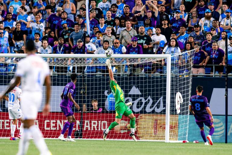 Cruz Azul tropieza en su debut y Charlotte sigue con vida
