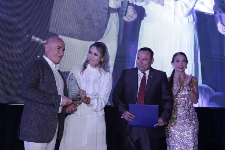 Entregan a empresario José Óscar Sánchez el galardón de Ciudadano Ejemplar