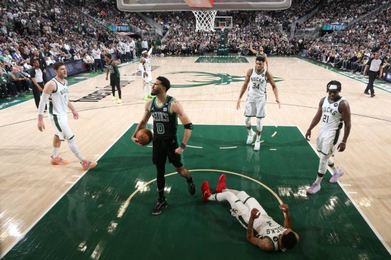 Los Celtics vencieron a los Bucks en Milwaukee e igualaron la serie