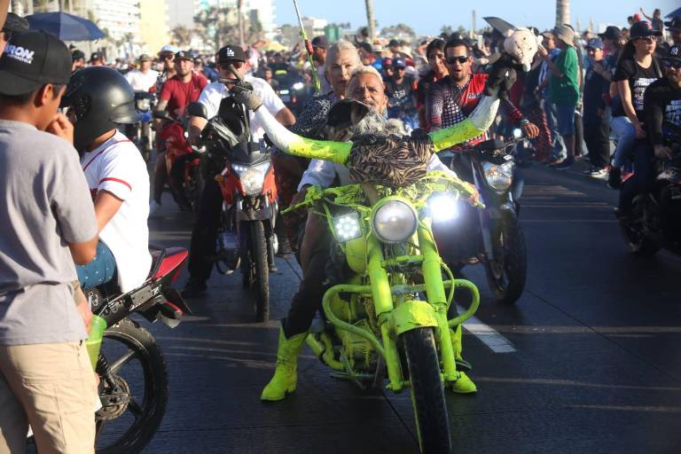 Disfrutan ‘bikers’ del malecón porteño