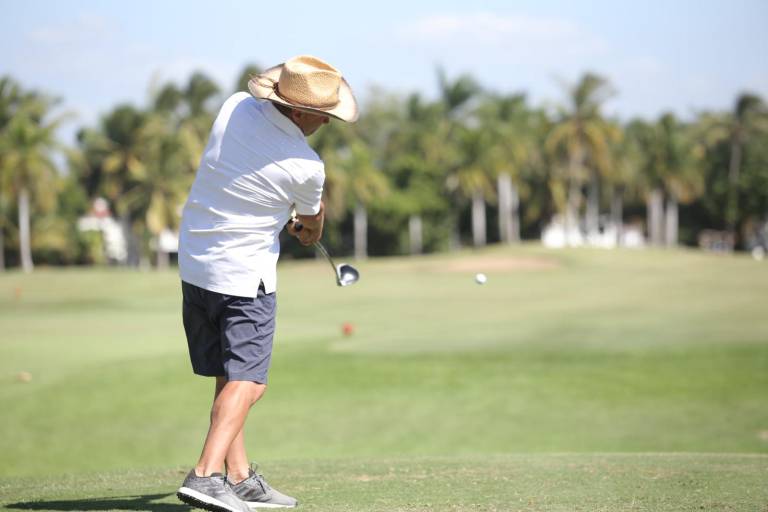 Golfistas toman la salida de Torneo Anual de Golf El Cid