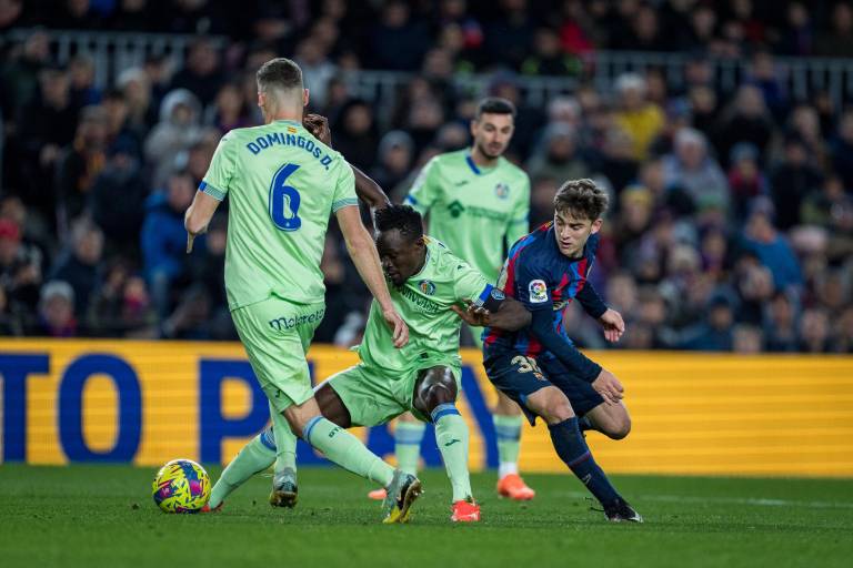 Barcelona gana por la mínima al Getafe y sigue de líder