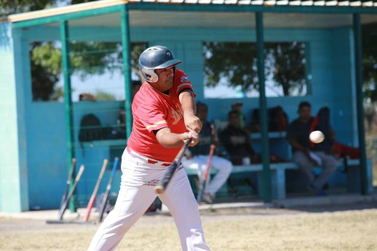Familia Escobar apalea a Casita del Plomero en Liga del Chololos