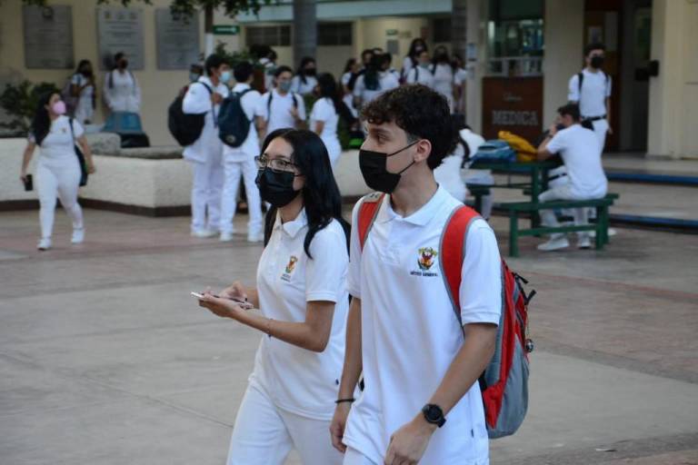 En minutos, UAS agota espacios en licenciatura de Medicina y carreras de salud