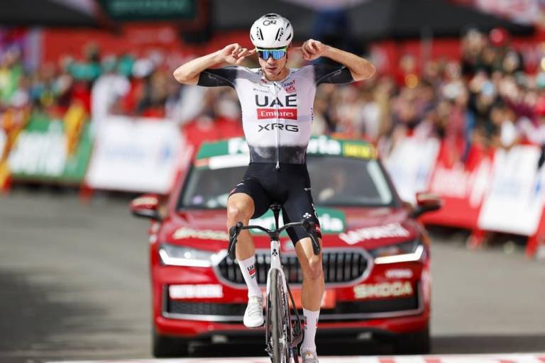 Ayuso se levanta en Cerler y firma su primer triunfo en La Vuelta 25