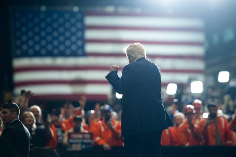 Trump veta a extranjeros en Harvard y revive prohibición de viajes