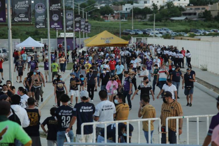 Sin sana distancia en las filas, ingresan aficionados al estadio ‘El Kraken’ para juego entre Mazatlán FC y Pumas