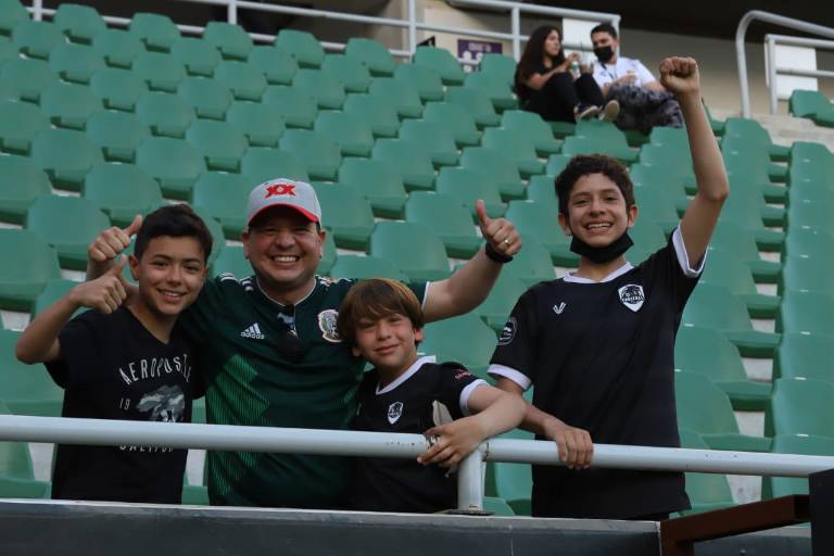 Disfrutan mazatlecos del futbol profesional en el Kraken