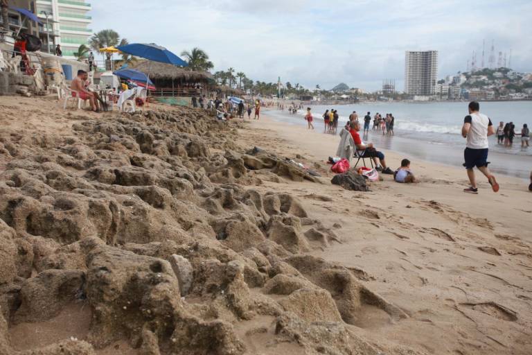 Aparece zona rocosa en áreas de playa de Mazatlán