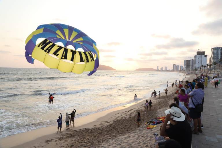 Fuertes vientos complican operación de ‘parachutes’ en Mazatlán