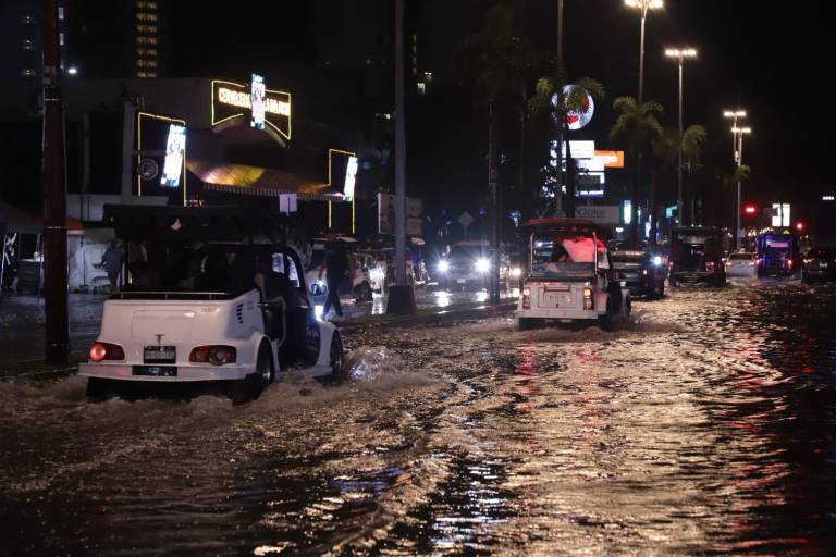 Lluvias provocan inundaciones en la Zona Dorada y varias zonas de Mazatlán